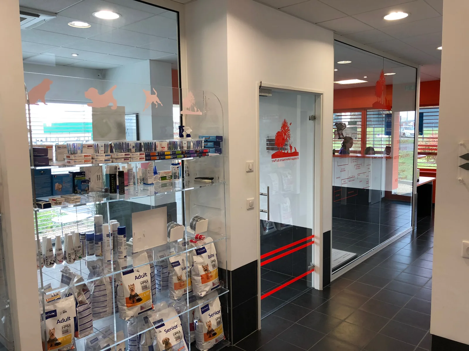 Accueil de la Clinique Vétérinaire du Parc avec cloisons vitrées et espace de vente de produits pour chiens et chats