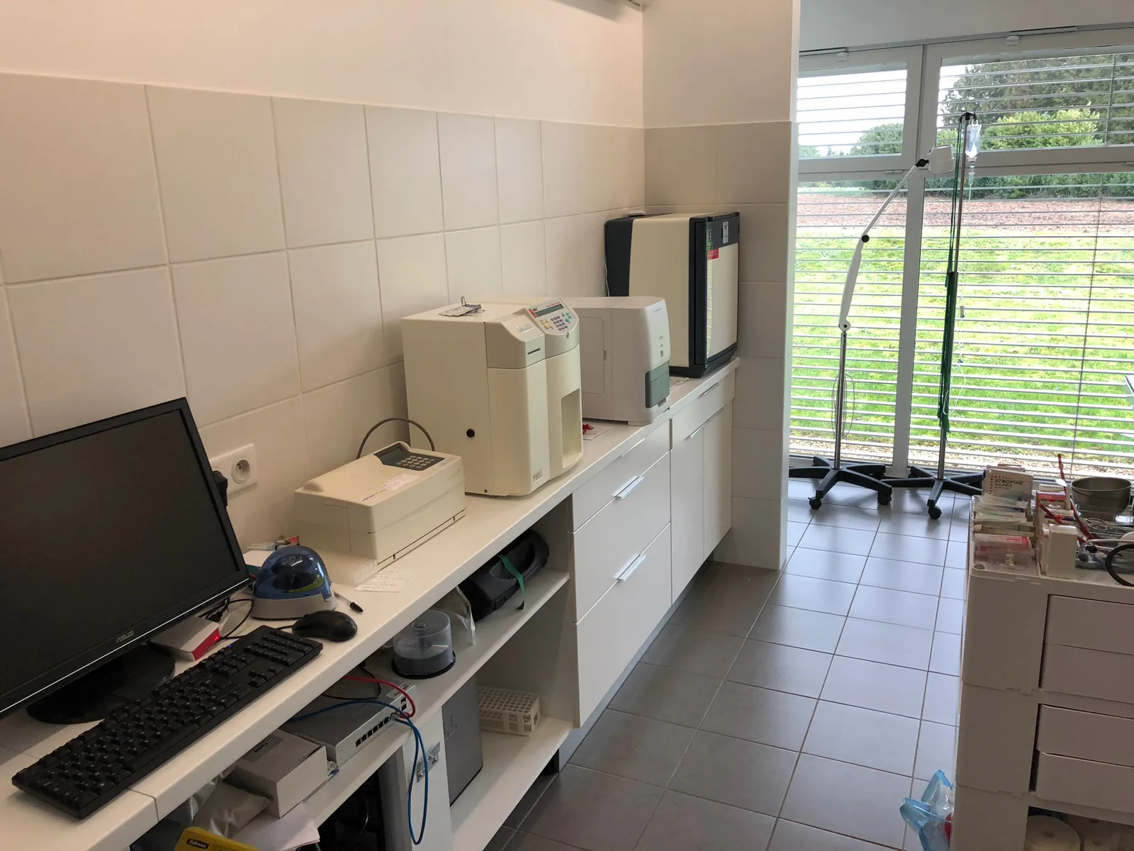Laboratoire d'analyses de la clinique vétérinaire : automates d'hématologie et de biochimie